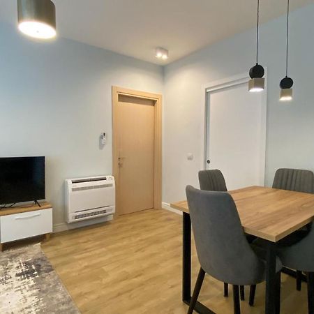 Centrally Located Glamorous Bright Apt Near Bazaar Тирана Екстер'єр фото