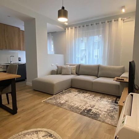 Centrally Located Glamorous Bright Apt Near Bazaar Тирана Екстер'єр фото