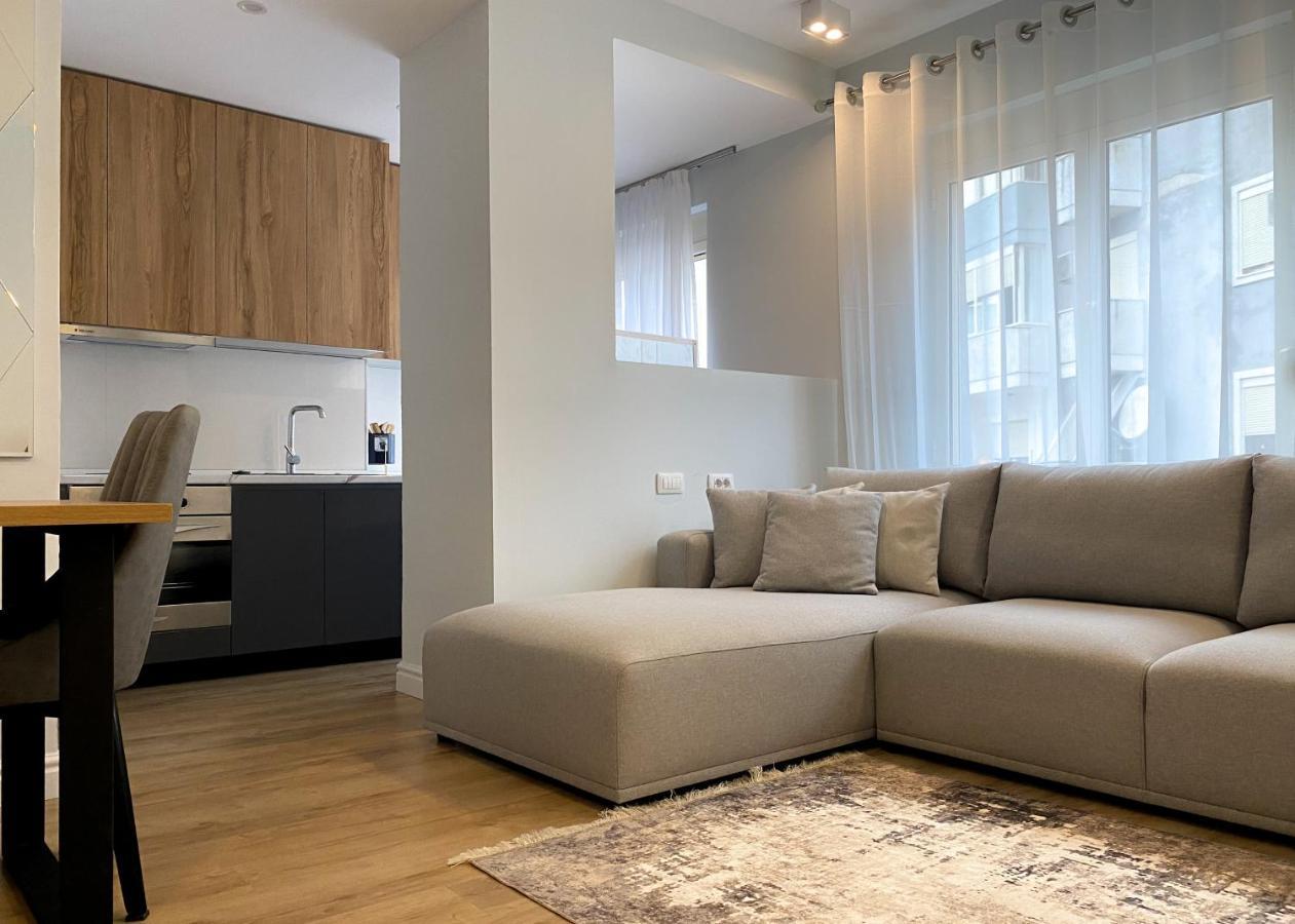 Centrally Located Glamorous Bright Apt Near Bazaar Тирана Екстер'єр фото
