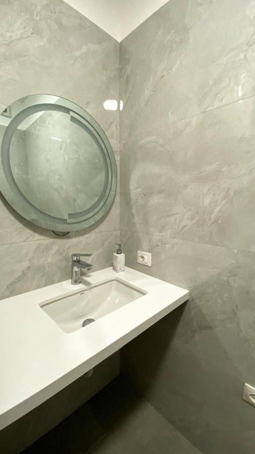 Centrally Located Glamorous Bright Apt Near Bazaar Тирана Екстер'єр фото