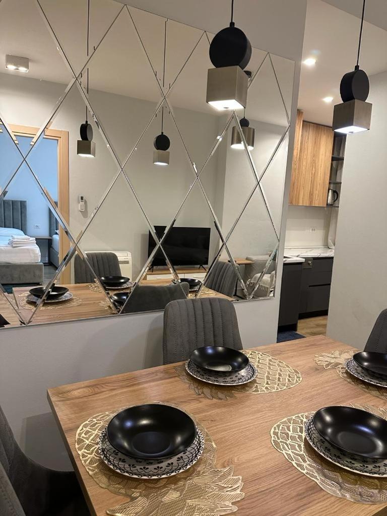 Centrally Located Glamorous Bright Apt Near Bazaar Тирана Екстер'єр фото